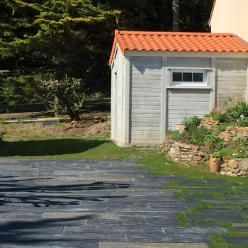 Abri de jardin en béton aspect bois 2 pentes